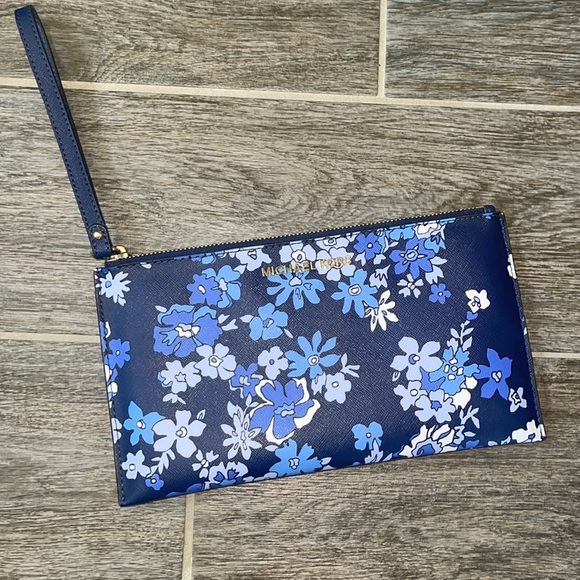 Michael Kors Handbags - Micheal Kors 💙 Wristlet  - Dark/Light Blue - Perfect for Spring/Summer